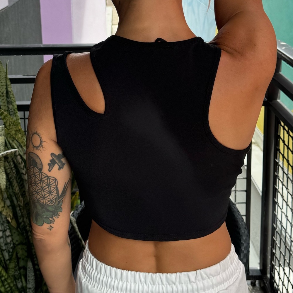 PRETTYLITTLETHING Black keyhole crop top - Picture 5 of 6